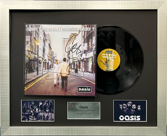 LOT 43 - OASIS ‘(WHAT’S THE STORY) MORNING GLORY' ALBUM SIGNED BY LIAM & NOEL GALLAGHER